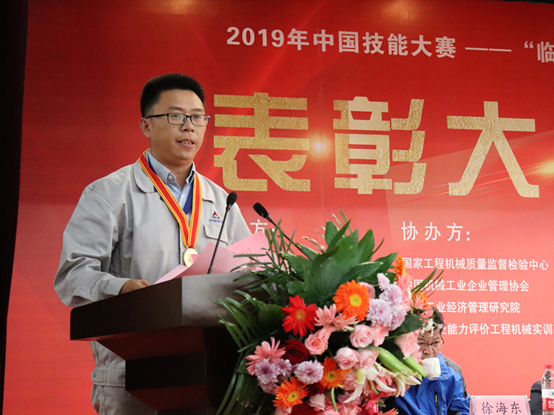 山东MMK体育|SPORT-MK体育国际|恩波利足球俱乐部赞助选手祝令新荣获个人优胜一等奖，作为获奖选手代表宣读《倡议书》